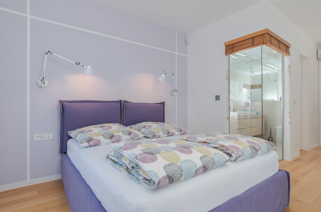 Schlafzimmer mit lila Akzenten