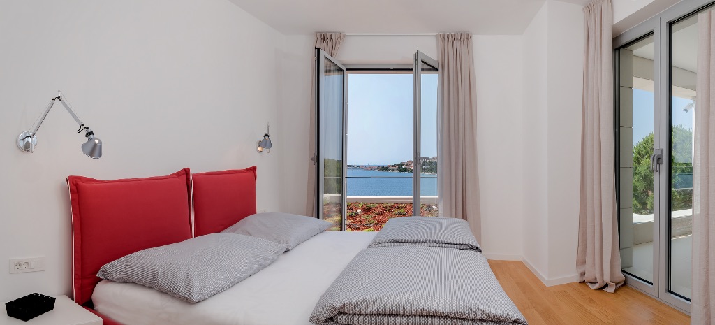 Schlafzimmer mit rotem Design