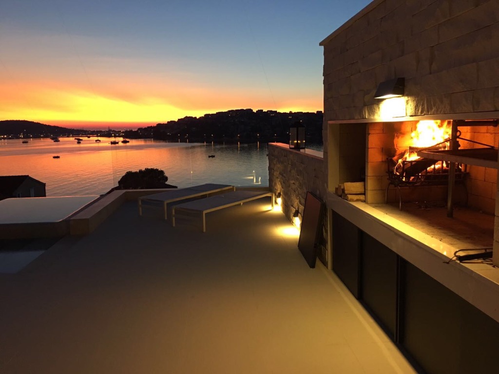 Terrasse mit Grill und Sonnenuntergang