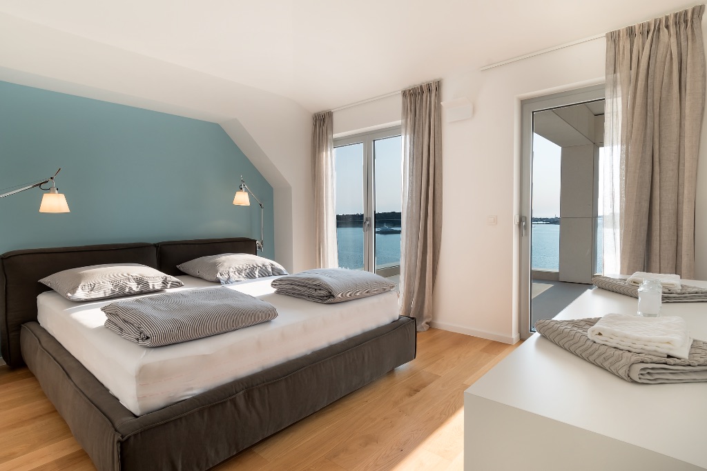 Suite principal en el 2.º piso con acceso a terraza y vistas al mar