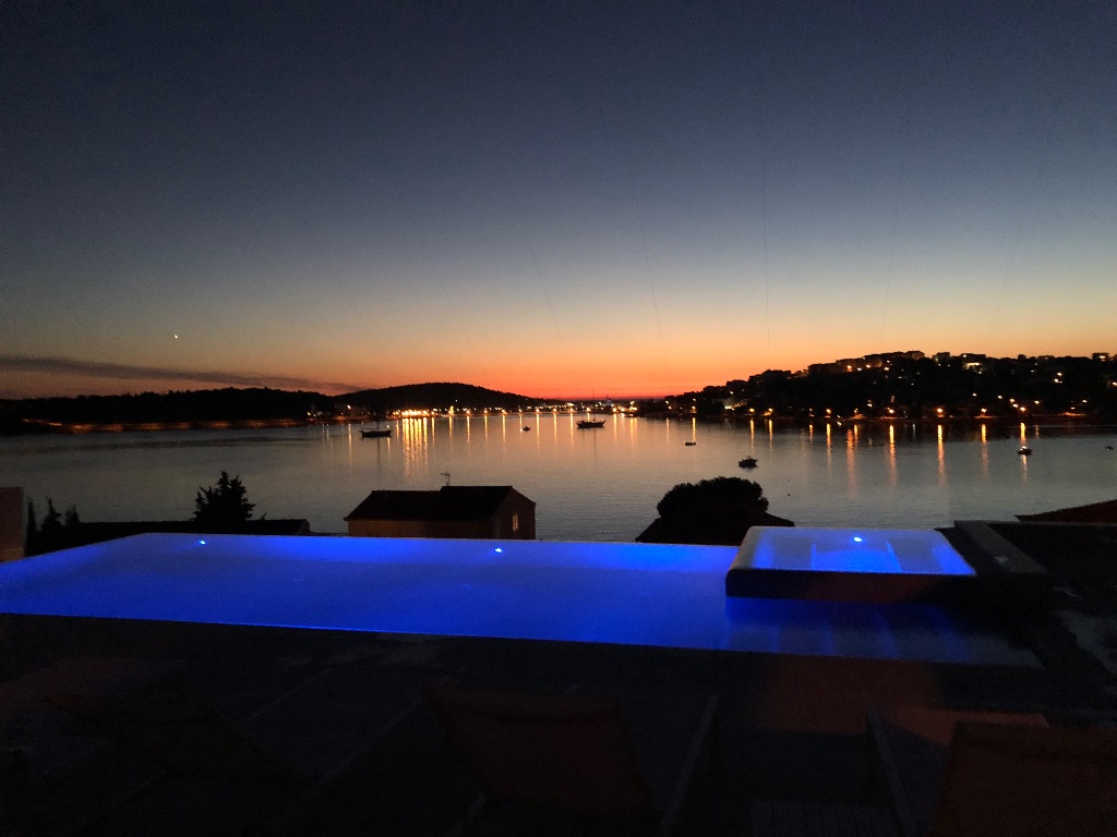 Pool mit Abendbeleuchtung