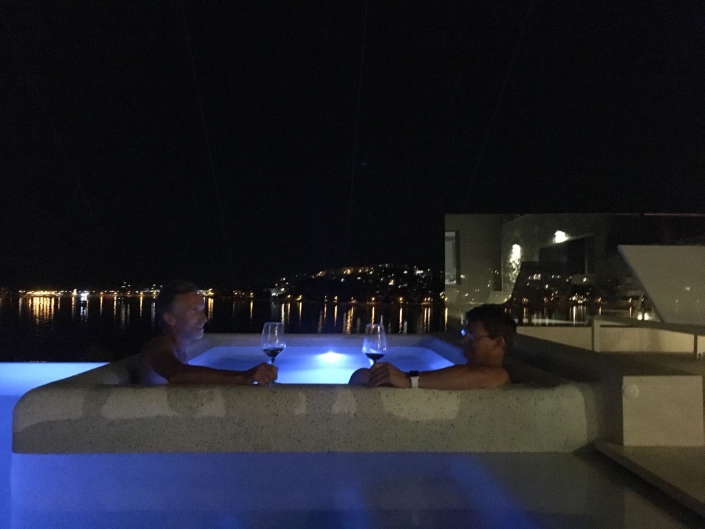 Romantischer Abend am Pool mit Wein