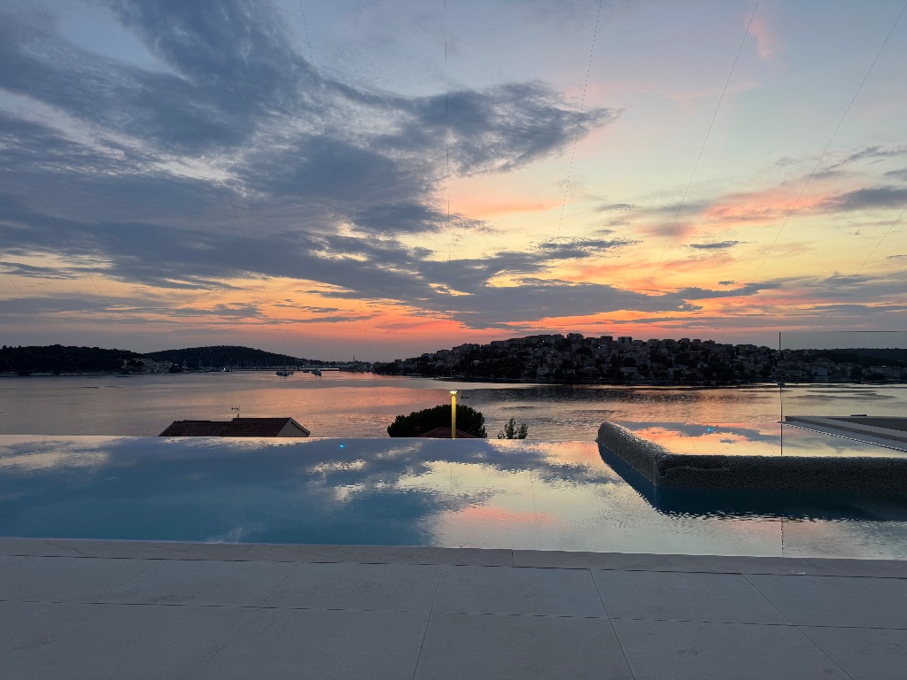 Pool mit Sonnenuntergangs-Spiegelung