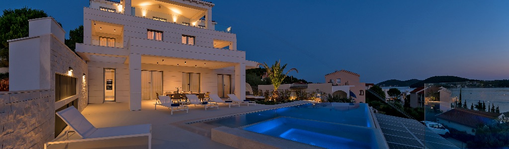 Villa Außenansicht am Abend